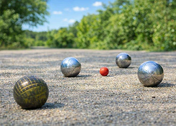 Bocceballen en een pallino op een gravelbaan, buitenspel.